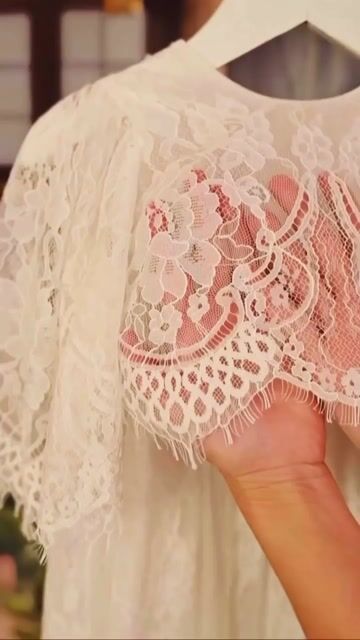 Video de loja de roupas para batizado para bebês. Mandrião para meninos e meninas, toalhas de batizado e velas. Renda renascença e bordados personalizados.