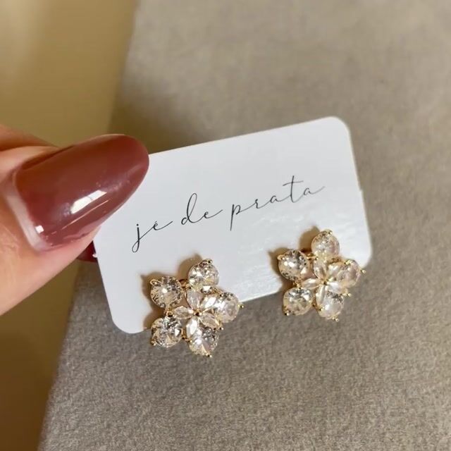 Video de Brinco flor em zircônias banhado a ouro18k | semijoia