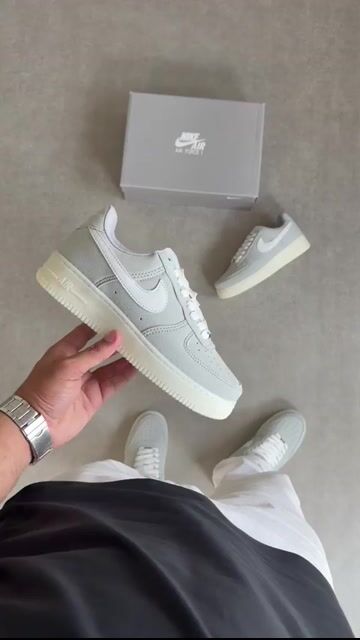Video de Tênis Nike Air Force 1 Cromo Off