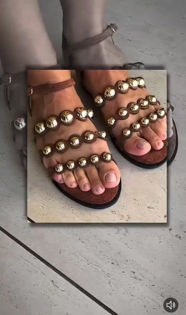 Video of Sandália Rasteira Camurça Marrom Com Tachas Santa Flor 10008713