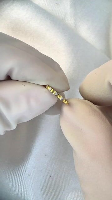 Vídeo de Argola diamantada com pedras clicker 1.2x8mm -Titânio PVD Gold
