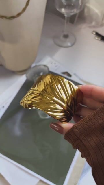 Video de Bracelete Folha 1 Gold em aço inox regulável