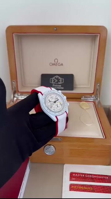 Video de Omega Swatch Speedmaster Moonswatch 40mm - MOSTRADOR BRANCO - SILICONE BRANCO COM VERMELHO