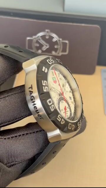 Video de TAG Heuer Fórmula 1 44mm - AÇO/MOSTRADOR BRANCO - SILICONE