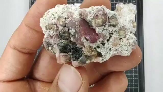 Video de 202 gr Granate Frambuesa y Vesuvianita de Coahuila (3 pz) - Minerales de Colección