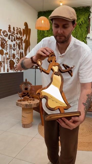 Vídeo de Oxum Okê Espelhada com Base - 45cm Alt