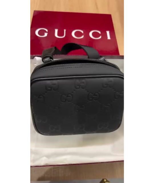 Vídeo de Bolsa Gucci GG Emblem Crossbody Bag