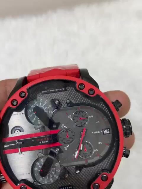 Vídeo de Mr. Daddy 2.0 Preto Vermelho Linha Premium 4 Fusos DZ7370