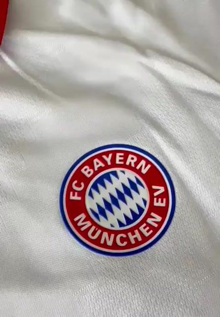 Video de CAMISETA 2026/27 BAYERN MUNICH SUPLENTE BLANCA OLISE 17 - TELA JUGADOR