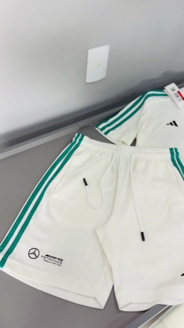 Vídeo de CONJUNTO ADIDAS/ MERCEDES AMG REF 01 OFF WHITE