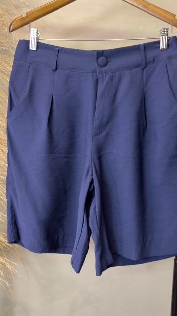 Video de Bermuda Azul de Viscose com Pregas