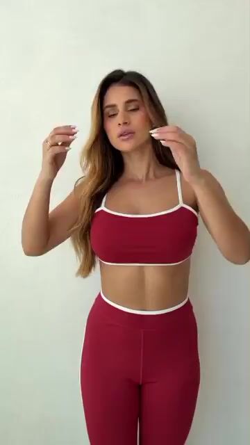 Video de Conjunto Poliamida Top + Calça com detalhes brancos