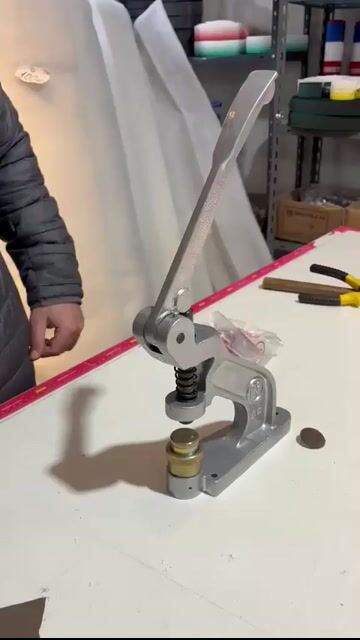 Video de Maquina Para Ojalillos/ Forrar Botones