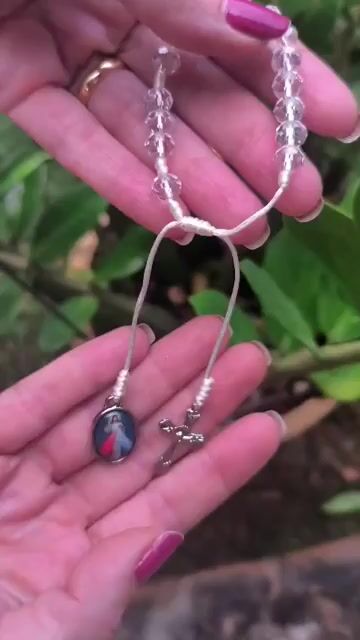 Video de Pulseira DezenaJesus Misericordioso de Cristal Transparente com Cruz e Medalha Resinada - 8mm