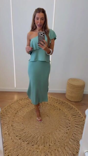 Vídeo de Conjunto Sophia em Moletinho com Blusa Ombro Único e Saia Midi