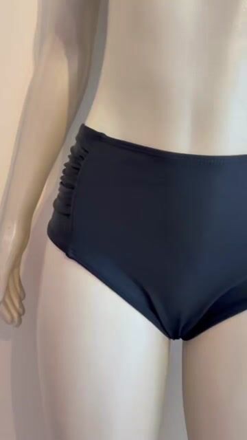 Vídeo de Calcinha Biquíni Avulsa Lipo Alta compressão Seca Barriga Cintura alta Hot Pant Lateral franzida preto