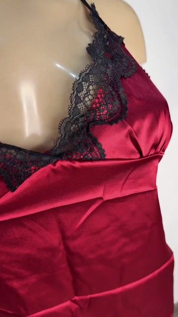 Video de baby doll bordo en saten con detalles en encaje negro talle XL