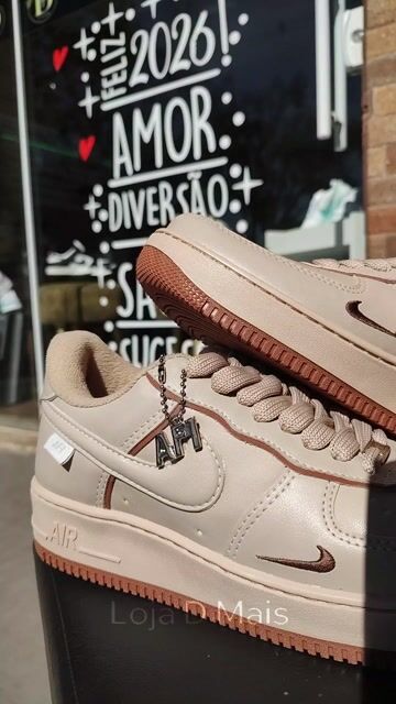 Vídeo de Tênis Nike Air Force 1 Bege com Solado Gum