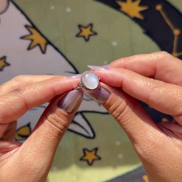 Video de Anel Scarlet · Prata 925 · Pedra da Lua Natural · Estilo Boho