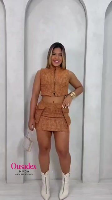 Vídeo de Conjunto Feminino Tweed Cropped e Saia Curta Com Bolsos