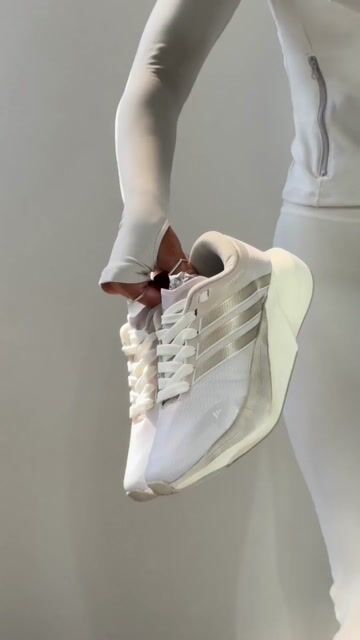 Vídeo de Adidas Super Nova Rise 3 Off/Ouro