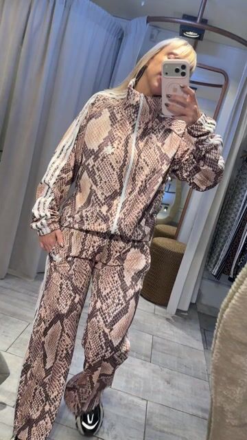 Video de Campera adi beige snake