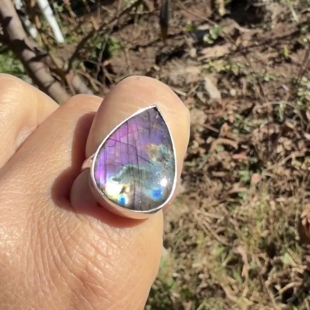 Video de Anillo de Labradorita Violeta en Plata 925 Regulable – Intuición, Protección y Transformación