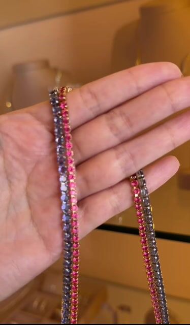 Video de Colar Riviera Zircônias Pink com Banho em Ouro - 2mm