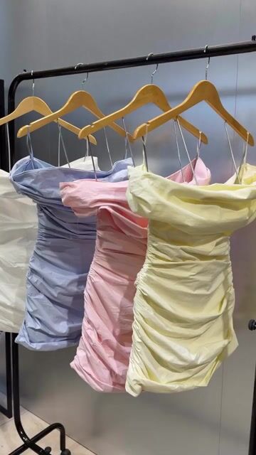 Vídeo de Vestido Curto Tomara que Caia com Drapeado e Franzido