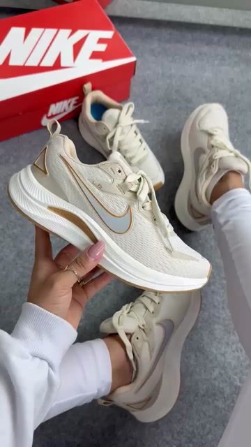 Video de Tênis Nike Running Fit Est 1972 Bege/Dourado