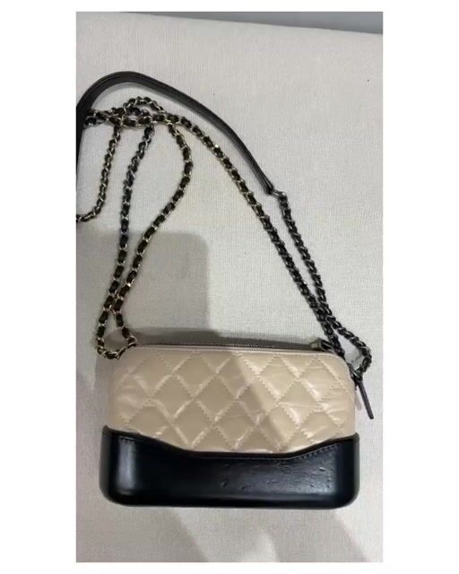 Vídeo de Bolsa Chanel Gabrielle Clutch With Chain Em Couro Matelassê Bicolor Bege E Preto