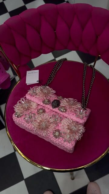 Video de Bolsa Kurt Geiger rosa con flores de cristales