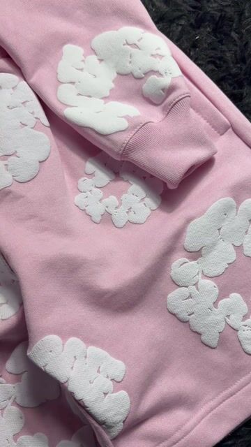 Video de Conjunto Denim Tears rosa (Moletom e Bermuda)