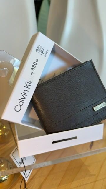 Video de Carteira Masculina Calvin Klein em Couro Saffiano Preto com Proteção RFID