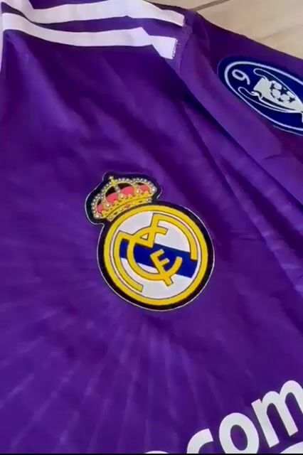 Video de CAMISETA RETRO REAL MADRID 2010/11 VIOLETA RONALDO 7