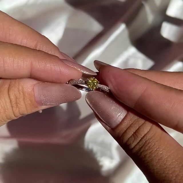 Video de Anel Valentina · Prata 925 · Amarelo 0,5ct · Solitário · Aro Cravejado