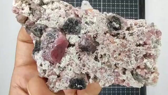 Video de 206 gr Granate Rosa de Coahuila (2 pz) - Minerales de Colección