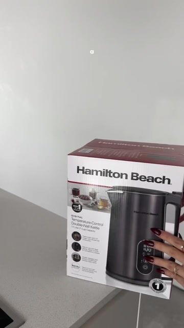 Video de Pava Eléctrica Hamilton Beach® Double-Wall: Eficiencia Térmica y Diseño Minimalista.
