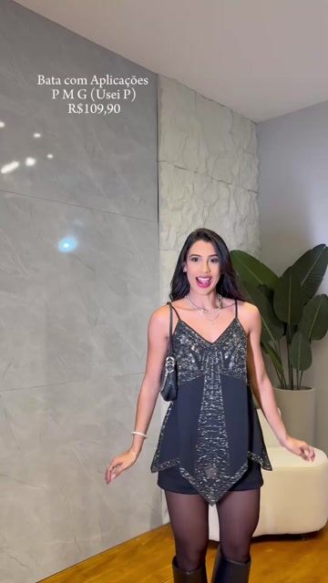 Vídeo de Blusa Crepe Bata Assimétrica Brilho (1473)