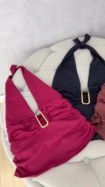 Vídeo de Cropped Hailey em Poliamida Premium com Detalhe Metalizado