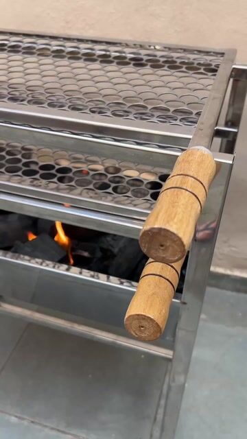 Vídeo de Churrasqueira Inox 60cm Portátil Pernas Fixas com Grelha Inox Moeda