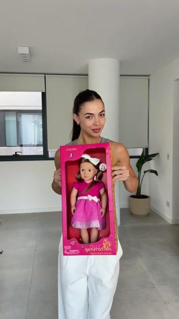 Video de Muñeca Johanna con vestido rosa brillante