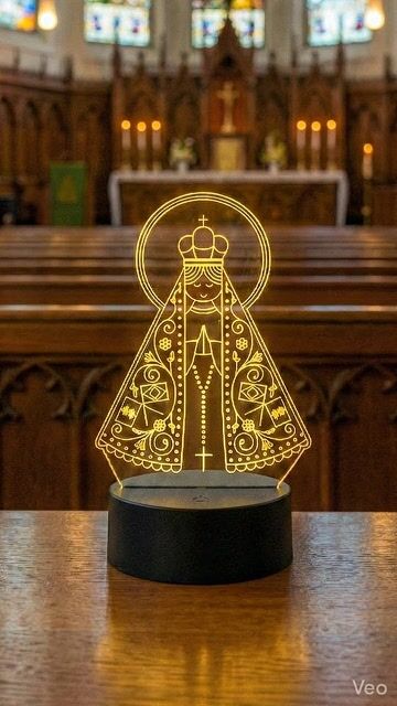 Video de Luminária LED 3D de Mesa - Nossa Senhora Aparecida: Iluminação Divina e Devoção