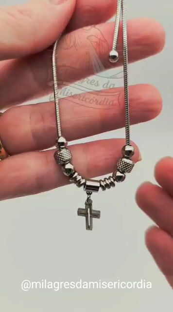 Video de Pulseira em Inox Prateada com Berloque de Cruz vazada- regulável