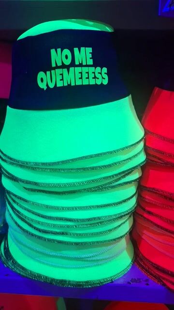 Video de PILUSO Negro Vinilo Frase FLUO BRILLA LUZ UV