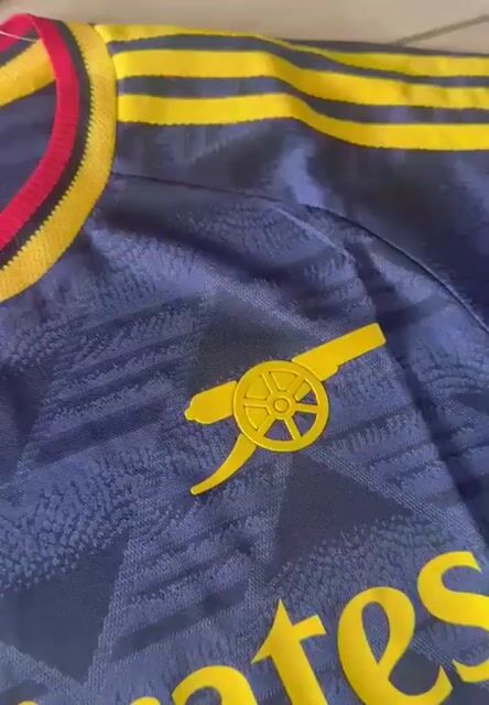 Video de CAMISETA 2026/27 ARSENAL SUPLENTE AZUL - TELA JUGADOR