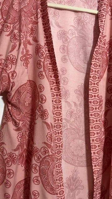 Vídeo de kimono estampado com faixa Brisa rosê