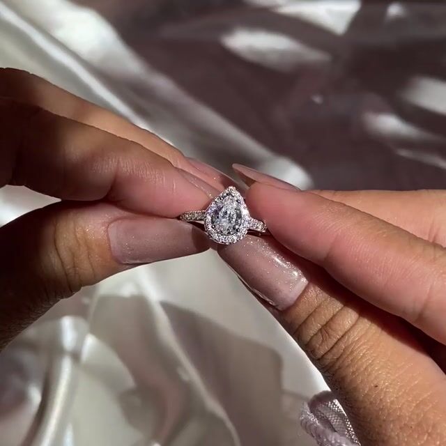 Video de Anel Francine · Prata 925 · Zircônia · Pera 1ct · Solitário · Halo