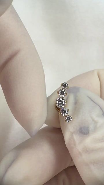 Vídeo de Labret cluster 5 zircônias - Titânio PVD Gold