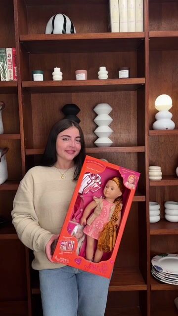 Video de Muñeca Patience con Cabello pelirrojo Ultralargo y extensible - 46 cms